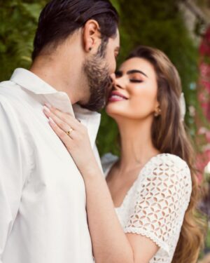 Rayanne Morais Instagram - Bodas de Chiclete 🍬

Piscamos e mais um mês se foi. Agora, falta apenas um mês para completarmos um ano de casados. Meu Deus, como o tempo voa! Dá para ir mais devagar? Ainda temos muito para viver juntos e muito que queremos dividir e compartilhar.

Rayanne: “Quando Deus me disse que ressignificaria anos em dias, eu não fazia ideia do que Ele faria na minha vida de forma tão rápida e genuína. Me batizei e, no dia seguinte, já estava caminhando para o que seria para sempre, sem fazer ideia do que Deus estava fazendo.”

O inferno se levantou para tentar destruir, manchar com suas mentiras e difamar para que o projeto de Deus não tivesse autoridade. Mas nada nem ninguém pode parar um projeto de Deus! Hoje, somos a resposta e o testemunho do que Ele faz na vida daqueles que se entregam a Ele. Estamos caminhando para um ano de casados com muita sede de viver muitas coisas juntos! O nome dessa bodas faz jus ao que somos… Chicletinhos um com o outro.

Viva sempre os projetos, propósitos e o extraordinário de Deus!

Estamos juntos até Jesus voltar, fazendo do nosso lar um pedacinho do céu até a volta Dele.

Para todo sempre, By @rayannemorais e @victorpecoraro 

10/07/2024 🍬
11 meses de casados 👰🏼‍♀️🤵🏻‍♂️

#bodasdechicletes #casamento #moraispecoraro #Deus #amor #married #proposito #extraordinário #vida #11mesesdecasados