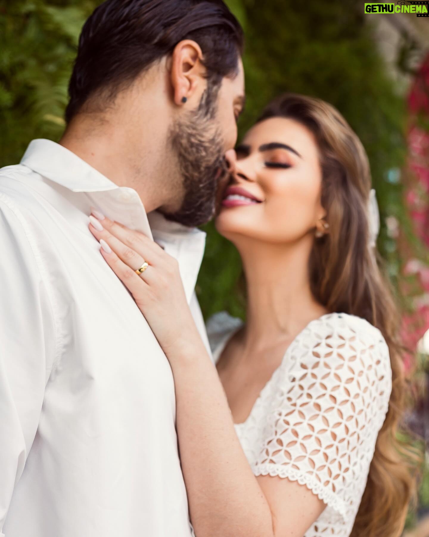Rayanne Morais - 35.2K Likes - Bodas de Chiclete 🍬
Piscamos e mais um mês se foi. Agora, falta apenas um mês para completarmos um ano de casados. Meu Deus, como o tempo voa! Dá para ir mais devagar? Ainda temos muito para viver juntos e muito que queremos dividir e compartilhar.
Rayanne: “Quando Deus me disse que ressignificaria anos em dias, eu não fazia ideia do que Ele faria na minha vida de forma tão rápida e genuína. Me batizei e, no dia seguinte, já estava caminhando para o que seria para sempre, sem fazer ideia do que Deus estava fazendo.”
O inferno se levantou para tentar destruir, manchar com suas mentiras e difamar para que o projeto de Deus não tivesse autoridade. Mas nada nem ninguém pode parar um projeto de Deus! Hoje, somos a resposta e o testemunho do que Ele faz na vida daqueles que se entregam a Ele. Estamos caminhando para um ano de casados com muita sede de viver muitas coisas juntos! O nome dessa bodas faz jus ao que somos… Chicletinhos um com o outro.
Viva sempre os projetos, propósitos e o extraordinário de Deus!
Estamos juntos até Jesus voltar, fazendo do nosso lar um pedacinho do céu até a volta Dele.
Para todo sempre, By @rayannemorais e @victorpecoraro
10/07/2024 🍬
11 meses de casados 👰🏼♀️🤵🏻♂️
#bodasdechicletes #casamento #moraispecoraro #Deus #amor #married #proposito #extraordinário #vida #11mesesdecasados