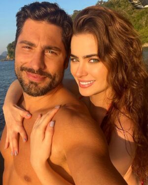 Rayanne Morais Instagram - Bodas de Maternidade🤰🏼

Nove meses da melhor escolha das nossas vidas, nove meses de alegria, cumplicidade, amor, dedicação, parceria e muita felicidade.

Hoje compartilhamos em fotos alguns momentos que nos trouxeram até aqui. E a primeira foto não poderia ser outra senão esta: de mãos dadas, caminhando para tudo o que ainda nos espera. 

Que venham muitos dias, meses, anos e a eternidade juntos.

Viva o amor verdadeiro!!! Viva o extraordinário!!!

10/05/2024 🤰🏼
9 meses de casados 👰🏼‍♀️🤵🏻‍♂️

By @rayannemorais @victorpecoraro @morais.pecoraro 

#casamento #vida #amor #bodasmaternidade propósito #extraordinário #moraispecoraro #9mesesdecasados #Deus #married