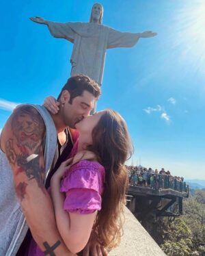 Rayanne Morais Instagram - Bodas de Maternidade🤰🏼

Nove meses da melhor escolha das nossas vidas, nove meses de alegria, cumplicidade, amor, dedicação, parceria e muita felicidade.

Hoje compartilhamos em fotos alguns momentos que nos trouxeram até aqui. E a primeira foto não poderia ser outra senão esta: de mãos dadas, caminhando para tudo o que ainda nos espera. 

Que venham muitos dias, meses, anos e a eternidade juntos.

Viva o amor verdadeiro!!! Viva o extraordinário!!!

10/05/2024 🤰🏼
9 meses de casados 👰🏼‍♀️🤵🏻‍♂️

By @rayannemorais @victorpecoraro @morais.pecoraro 

#casamento #vida #amor #bodasmaternidade propósito #extraordinário #moraispecoraro #9mesesdecasados #Deus #married