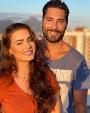 Rayanne Morais Instagram - Bodas de Maternidade🤰🏼

Nove meses da melhor escolha das nossas vidas, nove meses de alegria, cumplicidade, amor, dedicação, parceria e muita felicidade.

Hoje compartilhamos em fotos alguns momentos que nos trouxeram até aqui. E a primeira foto não poderia ser outra senão esta: de mãos dadas, caminhando para tudo o que ainda nos espera. 

Que venham muitos dias, meses, anos e a eternidade juntos.

Viva o amor verdadeiro!!! Viva o extraordinário!!!

10/05/2024 🤰🏼
9 meses de casados 👰🏼‍♀️🤵🏻‍♂️

By @rayannemorais @victorpecoraro @morais.pecoraro 

#casamento #vida #amor #bodasmaternidade propósito #extraordinário #moraispecoraro #9mesesdecasados #Deus #married