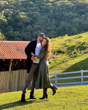 Rayanne Morais Instagram - Bodas de Maternidade🤰🏼

Nove meses da melhor escolha das nossas vidas, nove meses de alegria, cumplicidade, amor, dedicação, parceria e muita felicidade.

Hoje compartilhamos em fotos alguns momentos que nos trouxeram até aqui. E a primeira foto não poderia ser outra senão esta: de mãos dadas, caminhando para tudo o que ainda nos espera. 

Que venham muitos dias, meses, anos e a eternidade juntos.

Viva o amor verdadeiro!!! Viva o extraordinário!!!

10/05/2024 🤰🏼
9 meses de casados 👰🏼‍♀️🤵🏻‍♂️

By @rayannemorais @victorpecoraro @morais.pecoraro 

#casamento #vida #amor #bodasmaternidade propósito #extraordinário #moraispecoraro #9mesesdecasados #Deus #married