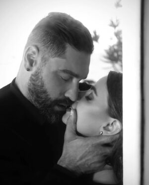 Rayanne Morais Instagram - Bodas de Maternidade🤰🏼

Nove meses da melhor escolha das nossas vidas, nove meses de alegria, cumplicidade, amor, dedicação, parceria e muita felicidade.

Hoje compartilhamos em fotos alguns momentos que nos trouxeram até aqui. E a primeira foto não poderia ser outra senão esta: de mãos dadas, caminhando para tudo o que ainda nos espera. 

Que venham muitos dias, meses, anos e a eternidade juntos.

Viva o amor verdadeiro!!! Viva o extraordinário!!!

10/05/2024 🤰🏼
9 meses de casados 👰🏼‍♀️🤵🏻‍♂️

By @rayannemorais @victorpecoraro @morais.pecoraro 

#casamento #vida #amor #bodasmaternidade propósito #extraordinário #moraispecoraro #9mesesdecasados #Deus #married