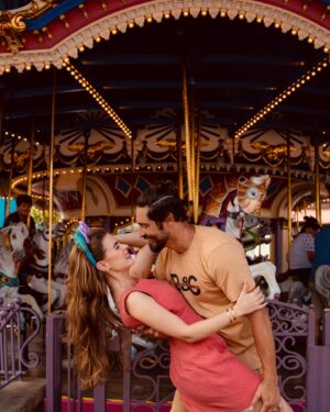 Rayanne Morais Instagram - Bodas de Maternidade🤰🏼

Nove meses da melhor escolha das nossas vidas, nove meses de alegria, cumplicidade, amor, dedicação, parceria e muita felicidade.

Hoje compartilhamos em fotos alguns momentos que nos trouxeram até aqui. E a primeira foto não poderia ser outra senão esta: de mãos dadas, caminhando para tudo o que ainda nos espera. 

Que venham muitos dias, meses, anos e a eternidade juntos.

Viva o amor verdadeiro!!! Viva o extraordinário!!!

10/05/2024 🤰🏼
9 meses de casados 👰🏼‍♀️🤵🏻‍♂️

By @rayannemorais @victorpecoraro @morais.pecoraro 

#casamento #vida #amor #bodasmaternidade propósito #extraordinário #moraispecoraro #9mesesdecasados #Deus #married