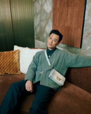 Raymond Lam Instagram - 恭喜Fendi 廣東道專門店隆重開幕🎉
我身上Fendi 2024 秋冬系列，自己就最喜歡冷衫上面嘅扣針。
Honeys 又鍾意我身上邊一件Fashion items 呢？

@Fendi #Fendi #FendiFW24