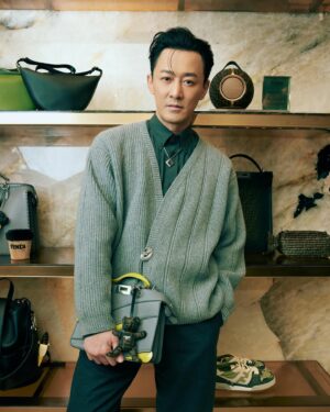 Raymond Lam Instagram - 恭喜Fendi 廣東道專門店隆重開幕🎉
我身上Fendi 2024 秋冬系列，自己就最喜歡冷衫上面嘅扣針。
Honeys 又鍾意我身上邊一件Fashion items 呢？

@Fendi #Fendi #FendiFW24