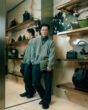 Raymond Lam Instagram - 恭喜Fendi 廣東道專門店隆重開幕🎉
我身上Fendi 2024 秋冬系列，自己就最喜歡冷衫上面嘅扣針。
Honeys 又鍾意我身上邊一件Fashion items 呢？

@Fendi #Fendi #FendiFW24