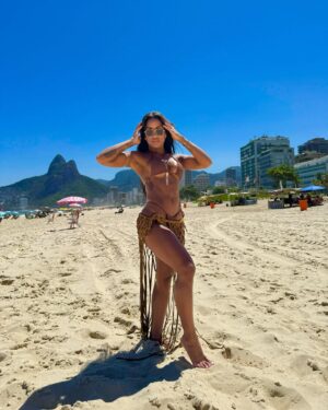 Rebecca Instagram - Um dia perfeito no meu Rio: sol, mar e muita energia boa! ☀️🌊 #RioDeJaneiro #DiaDeSol