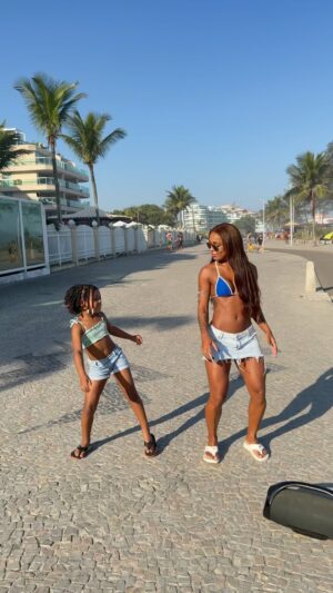 Rebecca Instagram - @mundodemorena sou sua maior fã 🥰

 Dc @osquebradeiras 
#maeefilha #maedemenina #danca #dancamaeefilha #funk