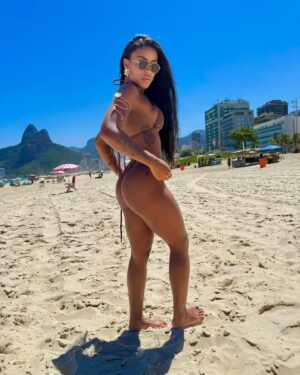 Rebecca Instagram - Um dia perfeito no meu Rio: sol, mar e muita energia boa! ☀️🌊 #RioDeJaneiro #DiaDeSol