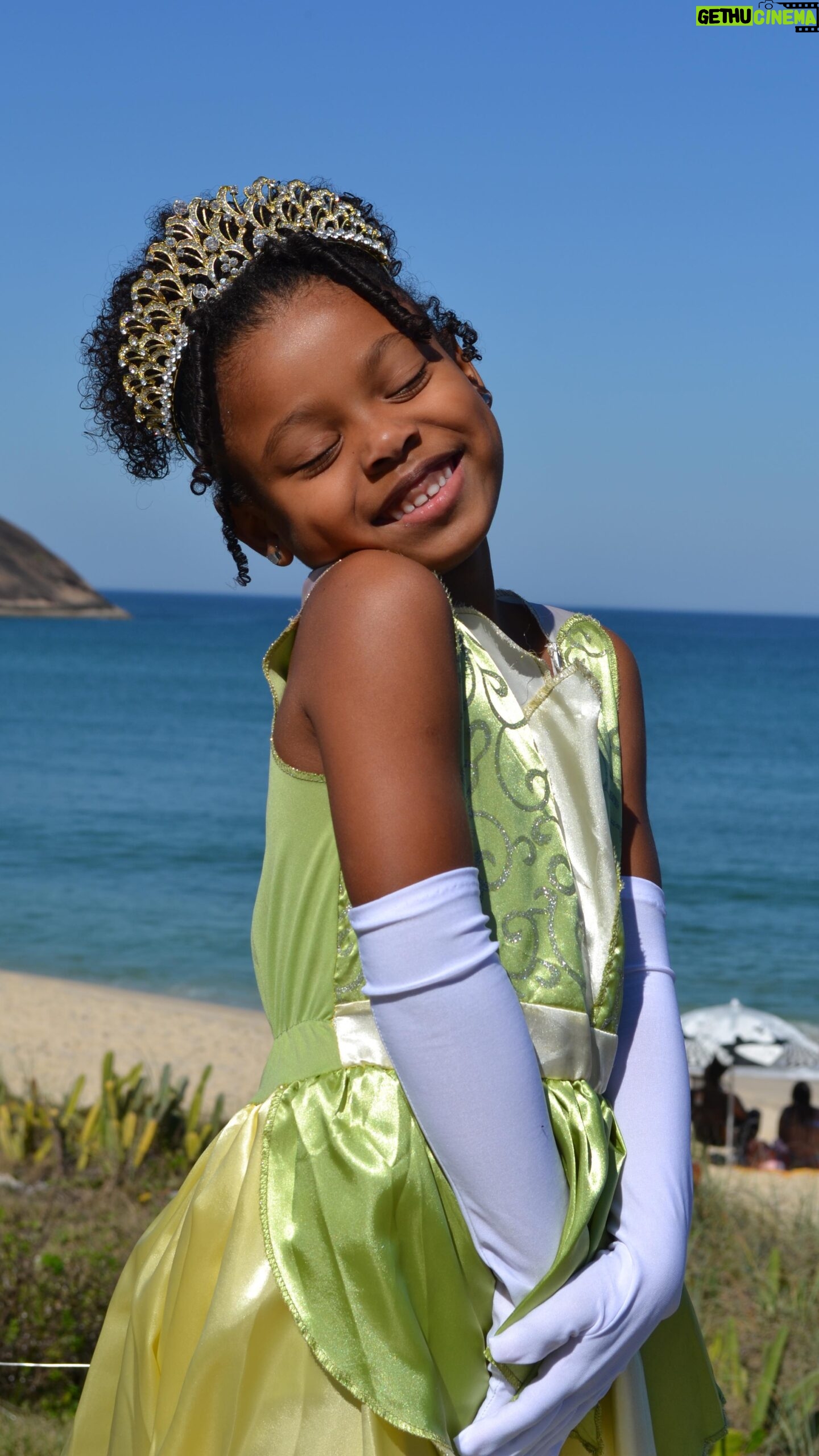 Rebecca - 84K Likes - Minha querida filha, hoje é um dia muito especial, pois você completa 7 anos de vida! É incrível ver como o tempo voa e como você cresceu tão rápido.
Desde o momento em que você chegou ao mundo, eu sabia que minha vida nunca mais seria a mesma. Você trouxe tanta alegria, amor e felicidade para nossas vidas que é impossível imaginar um dia sem você.
Neste dia tão especial, quero lhe desejar toda a felicidade do mundo, que seus sonhos se realizem e que você continue sendo essa menina maravilhosa que é. Que a vida lhe reserve muitas surpresas boas e que você sempre tenha motivos para sorrir.
Que seu caminho seja iluminado e que você sempre tenha muita saúde, amor e sucesso em tudo que fizer. Saiba que estarei sempre ao seu lado, para apoiá-la, amá-la e guiá-la em todos os momentos.
Feliz aniversário, minha princesa de 7 anos! Que este dia seja repleto de alegrias, brincadeiras e muitos presentes. Te amo mais do que as palavras podem expressar. Parabéns! 🎉🎂🎈
@mundodemorena
#tiana #princesaTiana #Morena #Aniversario