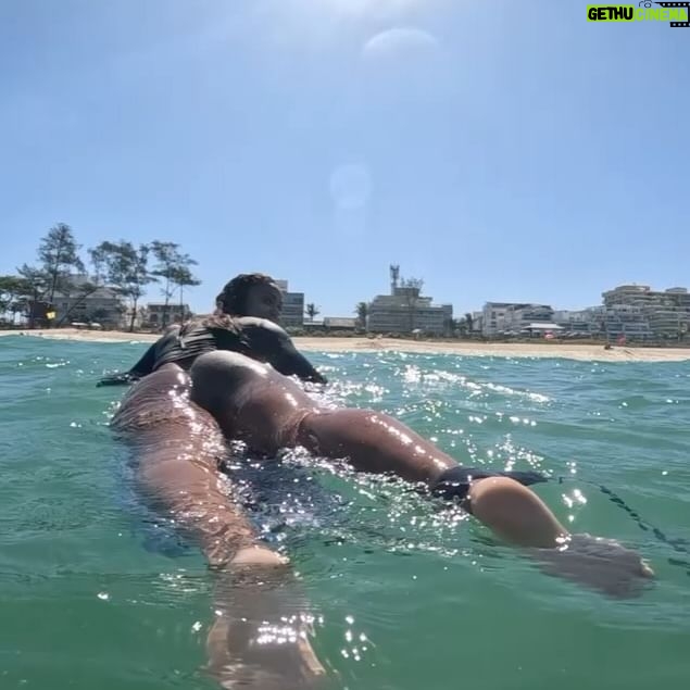 Rebecca - 66.5K Likes - Minha primeira aula de surf 🥹❤️🤪
