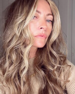 Rebecca Gayheart Instagram - Feeling some pep in my step from my new sun-kissed hair ! The  smallest things can have the biggest impact . Thank you Tracey   team . @mechesalonla @traceycunningham1 @muymuysou_nam #haircolor #sunny #blondehighlights #happy