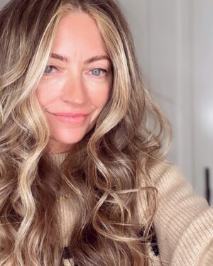Rebecca Gayheart Instagram - Feeling some pep in my step from my new sun-kissed hair ! The  smallest things can have the biggest impact . Thank you Tracey   team . @mechesalonla @traceycunningham1 @muymuysou_nam #haircolor #sunny #blondehighlights #happy
