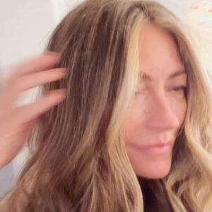 Rebecca Gayheart Instagram - Feeling some pep in my step from my new sun-kissed hair ! The  smallest things can have the biggest impact . Thank you Tracey   team . @mechesalonla @traceycunningham1 @muymuysou_nam #haircolor #sunny #blondehighlights #happy