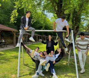 Recep Usta Instagram - Vay be koskoca 4sezon! Bitti ama Mutlu Son! 

Başta aile olduğumuz, her birimini ayrı sevdiğim koca yürekli “kardeşlerim set ekibine” tek tek , tüm kalbimle sarılıyorum .  Çok güzel dostluklar, kardeşlikler edinmeme vesile oldu “Kardeşlerim”… Her anı dolu dolu geçen , Berk Özkaya’yla birlikte yaş aldığım bi setti benim için. Beraber güldük, beraber ağladık.. Bizi bir an bile yalnız hissettirmeyen, sımsıkı kucaklayan değerli izleyicimize,
132 bölüm boyunca yanımızda olup desteklerini esirgemeyen sevgili hocalarım @serkanbirinci @nesekelsoy ‘a, bu güzel dünyada yer almama vesile olan yapımcımız @ngmediatv @nazlihepturk @mugesarican 
her cumartesi bizi siz değerli izleyicilerimizle buluşturan @atvturkiye ‘ ye ve bu sette emeği geçen herkese sonsuz teşekkürler… İyi ki varsınız.

#Ayber’im benim ilk göz ağrım. En başından beri desteğinizi, gölgenizi hep yanımızda hissettik. Bizden bir an bile sıkılmadınız. Heyecanımıza, her güzel anımıza ortak oldunuz.. Hayatımda çok özel bir yeri oldu bu hikayenin.. İyi ki de oldu!  Varolun! Ve @melisminkari güzeller  güzeli, yetenekli Melisim, yol arkadaşımm İYİ Kİ SEN… Emeğine, o güzel ruhuna, yüreğine sağlık. Berk Aybikeye gözü gibi bakacağına dair bana söz verdi :) Ben de bizi hiçbir zaman unutmayacağım.. 

HOŞÇAKALIN! 

#Ayber ‘i o güzel kaleminden çıkartan @gulabus  ve değerli ekibine teşekkürler…

#berkozkaya #ayber
#ozkayafamily
#kızılseytan #kızılvampir #jokerResul  #AylaMommy #Resuldaddy #crazytwins
#ayberımdeayberım

#ordacarpmaz