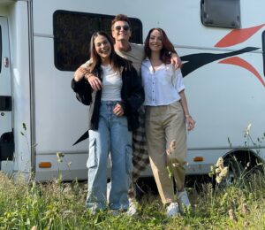 Recep Usta Instagram - Vay be koskoca 4sezon! Bitti ama Mutlu Son! 

Başta aile olduğumuz, her birimini ayrı sevdiğim koca yürekli “kardeşlerim set ekibine” tek tek , tüm kalbimle sarılıyorum .  Çok güzel dostluklar, kardeşlikler edinmeme vesile oldu “Kardeşlerim”… Her anı dolu dolu geçen , Berk Özkaya’yla birlikte yaş aldığım bi setti benim için. Beraber güldük, beraber ağladık.. Bizi bir an bile yalnız hissettirmeyen, sımsıkı kucaklayan değerli izleyicimize,
132 bölüm boyunca yanımızda olup desteklerini esirgemeyen sevgili hocalarım @serkanbirinci @nesekelsoy ‘a, bu güzel dünyada yer almama vesile olan yapımcımız @ngmediatv @nazlihepturk @mugesarican 
her cumartesi bizi siz değerli izleyicilerimizle buluşturan @atvturkiye ‘ ye ve bu sette emeği geçen herkese sonsuz teşekkürler… İyi ki varsınız.

#Ayber’im benim ilk göz ağrım. En başından beri desteğinizi, gölgenizi hep yanımızda hissettik. Bizden bir an bile sıkılmadınız. Heyecanımıza, her güzel anımıza ortak oldunuz.. Hayatımda çok özel bir yeri oldu bu hikayenin.. İyi ki de oldu!  Varolun! Ve @melisminkari güzeller  güzeli, yetenekli Melisim, yol arkadaşımm İYİ Kİ SEN… Emeğine, o güzel ruhuna, yüreğine sağlık. Berk Aybikeye gözü gibi bakacağına dair bana söz verdi :) Ben de bizi hiçbir zaman unutmayacağım.. 

HOŞÇAKALIN! 

#Ayber ‘i o güzel kaleminden çıkartan @gulabus  ve değerli ekibine teşekkürler…

#berkozkaya #ayber
#ozkayafamily
#kızılseytan #kızılvampir #jokerResul  #AylaMommy #Resuldaddy #crazytwins
#ayberımdeayberım

#ordacarpmaz