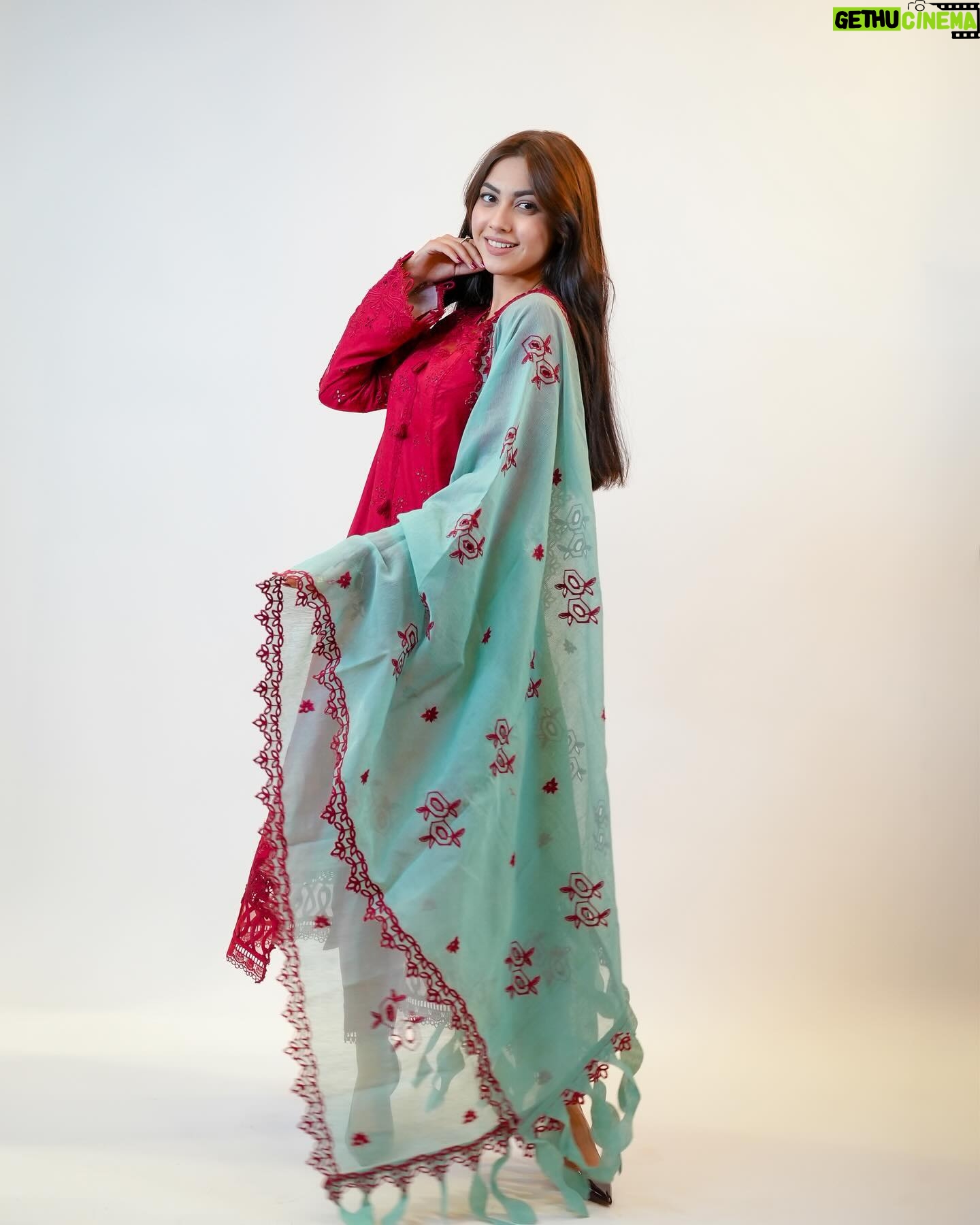 Reem Shaikh - 348.4K Likes - ♥️
Outfit - @qalamkar_