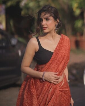 Reena Aggarwal Instagram - वो नज़र 👀
.
.
.
.
.
.
.
.
.
.
.
.
.
.
.
.
#goldenhour #goldenhourphotography #ootdfashion #saree #style #sareelove #styleinspiration #styleinspo #stylefashion #potd #fashion #color  #portraitphotography #explore #love #gratitude #portrait #womanquotes #woman
