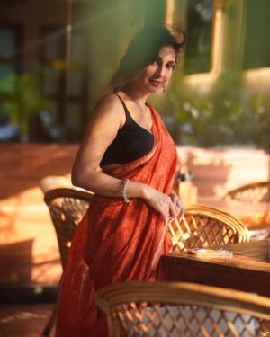 Reena Aggarwal Instagram - वो नज़र 👀
.
.
.
.
.
.
.
.
.
.
.
.
.
.
.
.
#goldenhour #goldenhourphotography #ootdfashion #saree #style #sareelove #styleinspiration #styleinspo #stylefashion #potd #fashion #color  #portraitphotography #explore #love #gratitude #portrait #womanquotes #woman