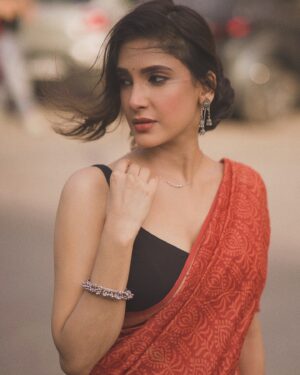 Reena Aggarwal Instagram - वो नज़र 👀
.
.
.
.
.
.
.
.
.
.
.
.
.
.
.
.
#goldenhour #goldenhourphotography #ootdfashion #saree #style #sareelove #styleinspiration #styleinspo #stylefashion #potd #fashion #color  #portraitphotography #explore #love #gratitude #portrait #womanquotes #woman