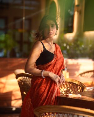 Reena Aggarwal Instagram - वो नज़र 👀
.
.
.
.
.
.
.
.
.
.
.
.
.
.
.
.
#goldenhour #goldenhourphotography #ootdfashion #saree #style #sareelove #styleinspiration #styleinspo #stylefashion #potd #fashion #color  #portraitphotography #explore #love #gratitude #portrait #womanquotes #woman