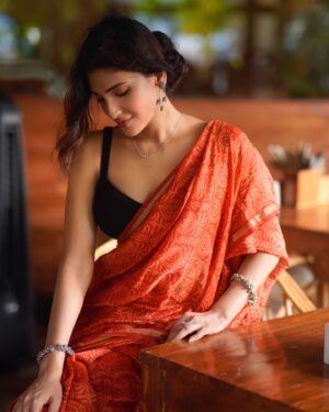 Reena Aggarwal Instagram - वो नज़र 👀
.
.
.
.
.
.
.
.
.
.
.
.
.
.
.
.
#goldenhour #goldenhourphotography #ootdfashion #saree #style #sareelove #styleinspiration #styleinspo #stylefashion #potd #fashion #color  #portraitphotography #explore #love #gratitude #portrait #womanquotes #woman