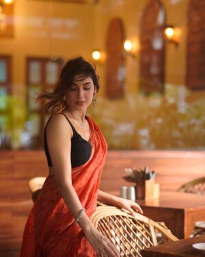 Reena Aggarwal Instagram - वो नज़र 👀
.
.
.
.
.
.
.
.
.
.
.
.
.
.
.
.
#goldenhour #goldenhourphotography #ootdfashion #saree #style #sareelove #styleinspiration #styleinspo #stylefashion #potd #fashion #color  #portraitphotography #explore #love #gratitude #portrait #womanquotes #woman