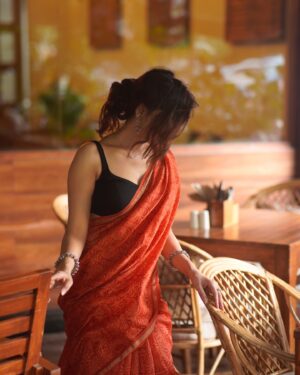 Reena Aggarwal Instagram - “I identify as a woman, A very beautiful golden hearted woman!!!! 🫠
.
.
.
.
.
.
.
.
.
.
.
.
#goldenhour #goldenhourphotography #ootdfashion #saree #style #sareelove #styleinspiration #styleinspo #stylefashion #potd #fashion #color  #portraitphotography #explore #love #gratitude #portrait #womancrushwednesday #womanquotes #woman