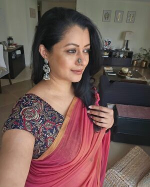 Reenu Mathews Instagram - Saree love forever ❤️🧿

#sixyardsofelegance 
#sareelover 
#reenumathews 
#mulmulsarees 
#selfportraits
#uneditedpics

[ Sareeshoots, saree love, classic, traditional,  love for sarees, best outfit , linensarees ]