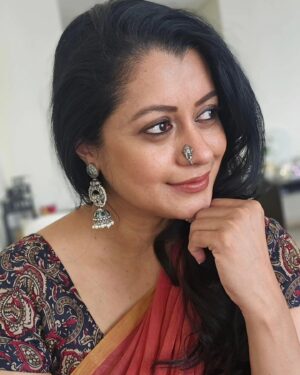 Reenu Mathews Instagram - Saree love forever ❤️🧿

#sixyardsofelegance 
#sareelover 
#reenumathews 
#mulmulsarees 
#selfportraits
#uneditedpics

[ Sareeshoots, saree love, classic, traditional,  love for sarees, best outfit , linensarees ]