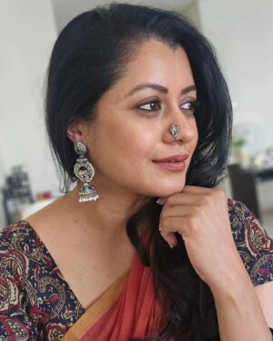 Reenu Mathews Instagram - Saree love forever ❤️🧿

#sixyardsofelegance 
#sareelover 
#reenumathews 
#mulmulsarees 
#selfportraits
#uneditedpics

[ Sareeshoots, saree love, classic, traditional,  love for sarees, best outfit , linensarees ]