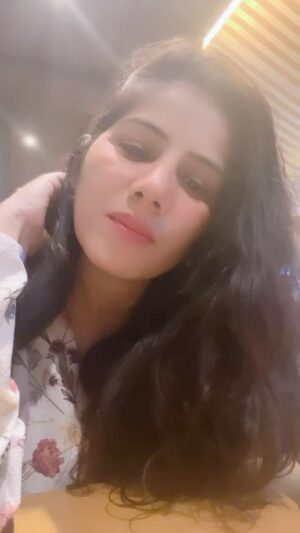 Reeta Mewada Instagram - ♥️😂Ek sucend ki video #viral #instagram #like #explore #reels #trendingreels #love follow @reetamewada18 #reetamewada18 ♥️😂🫶🏻