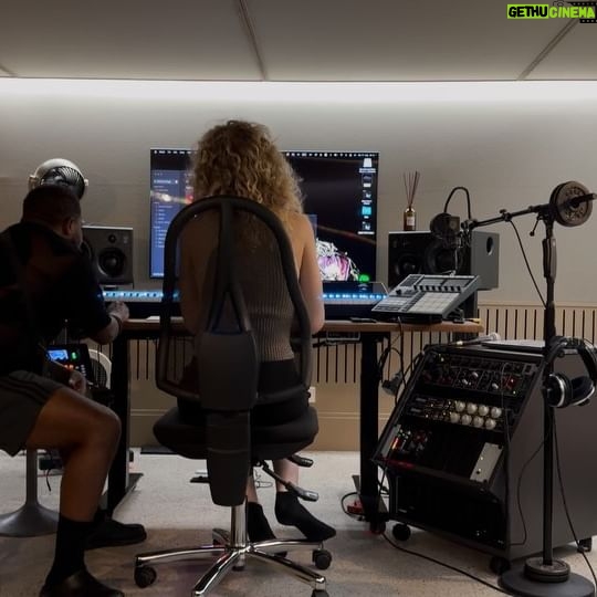 Reggie Watts - 1K Likes - @katmccolloughmindfreak and I spending some time with @peachesnisker and Cracker in their gorgeous studio♥️♥️♥️😽