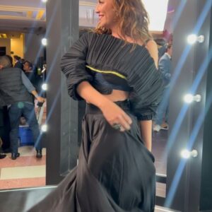 Regina Blandón Instagram - Del otro día en los #premiosaura (en la foto del final, sepa Dios qué estaba pensando). Está bien chido ver a les amix y abrazarnos y celebrar el enorme trabajo que hay detrás de las series que hacemos en Iberoamérica. @aura_series 
Hair and makeup de @ladoppelgangerm.art y @callmegama (que se rifaron en cuanto salimos de llamado y les quedó muy khéprecioso)
Yo me hice mi propio styling prras 🐶