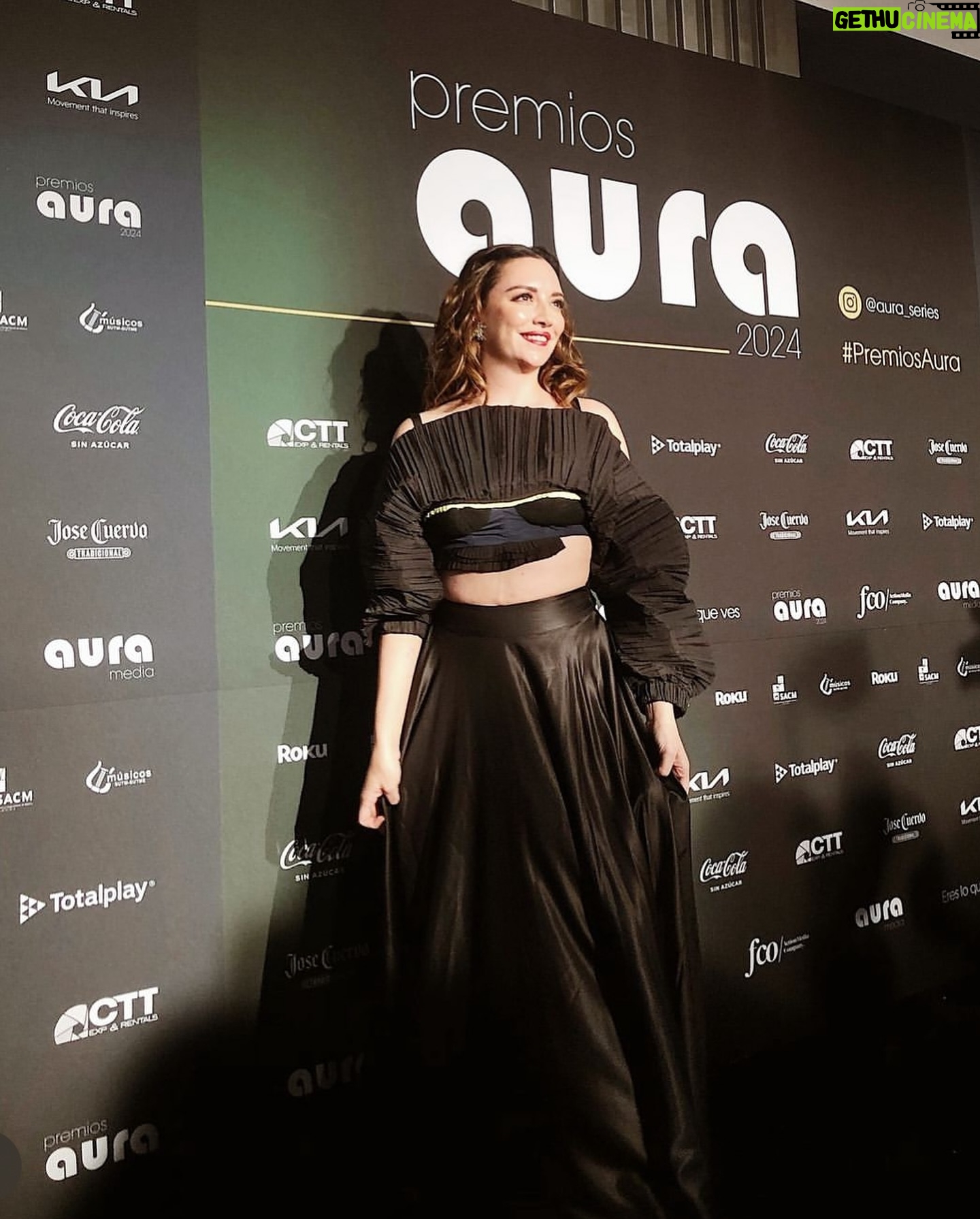 Regina Blandón - 36.5K Likes - Del otro día en los #premiosaura (en la foto del final, sepa Dios qué estaba pensando). Está bien chido ver a les amix y abrazarnos y celebrar el enorme trabajo que hay detrás de las series que hacemos en Iberoamérica. @aura_series
Hair and makeup de @ladoppelgangerm.art y @callmegama (que se rifaron en cuanto salimos de llamado y les quedó muy khéprecioso)
Yo me hice mi propio styling prras 🐶