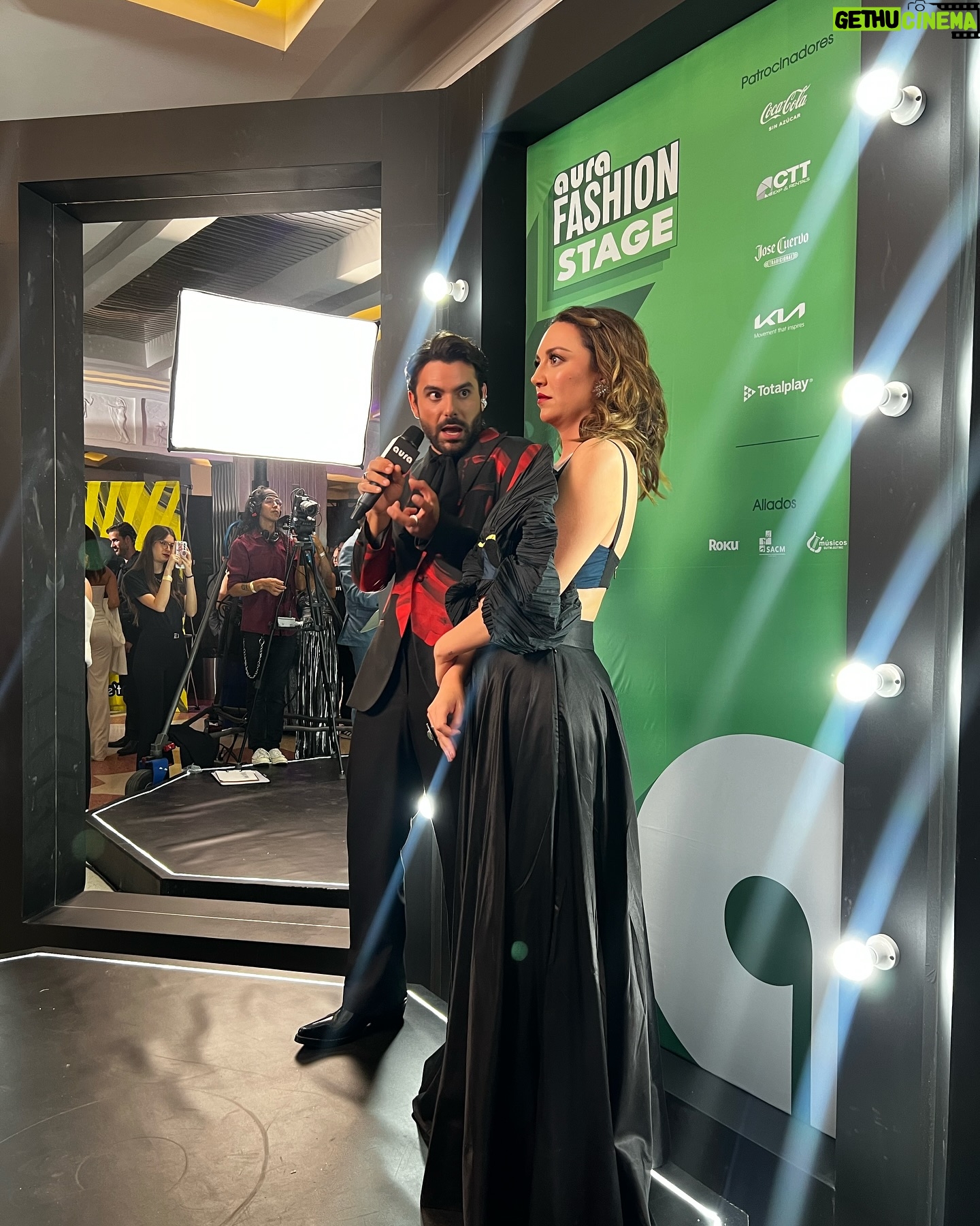 Regina Blandón - 36.5K Likes - Del otro día en los #premiosaura (en la foto del final, sepa Dios qué estaba pensando). Está bien chido ver a les amix y abrazarnos y celebrar el enorme trabajo que hay detrás de las series que hacemos en Iberoamérica. @aura_series
Hair and makeup de @ladoppelgangerm.art y @callmegama (que se rifaron en cuanto salimos de llamado y les quedó muy khéprecioso)
Yo me hice mi propio styling prras 🐶