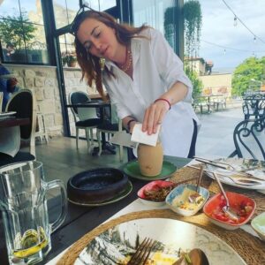 Regina Blandón Instagram - Seguimos con la compartición 🥹😍. Hay varia del museo al aire libre, del valle de las chimeneas (con la prepa 7 entera), etc.Y si vienen por acá no dejen de comer en @apetitorestaurant, está 🤩🤩(a ver si les sale mejor lo de romper la vasija de barro 🤣🤣).