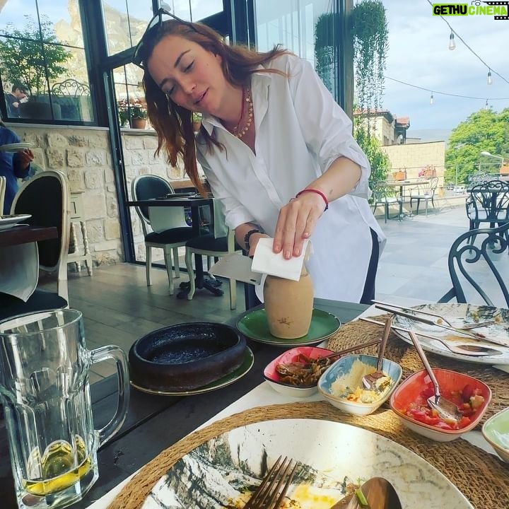 Regina Blandón - 53.9K Likes - Seguimos con la compartición 🥹😍. Hay varia del museo al aire libre, del valle de las chimeneas (con la prepa 7 entera), etc.Y si vienen por acá no dejen de comer en @apetitorestaurant, está 🤩🤩(a ver si les sale mejor lo de romper la vasija de barro 🤣🤣).