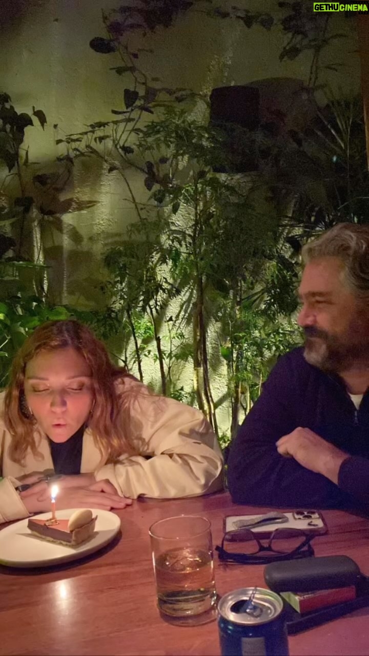 Regina Blandón - 52.6K Likes - Ayer, 25 de julio, cumplí 33. El 25 de julio, según el calendario maya, es “el día fuera del tiempo” (el último día del año maya es el 24 de julio y el 26 de julio empieza un nuevo año). Es como un paréntesis, vaya. Un paréntesis en el que podemos (no namás yo jaja) resetear, reflexionar, cuestionar, ver para atrás y ver dónde estamos paradxs, en el que celebrar, cantar, bailar, festejar… es un día chido, pues. Y ayer, además de eso, me rodearon de amor y mensajes y apapachos y buenos deseos y felicitaciones y pos qué bonita y afortunada vida, la verdad. Gracias miles. Y feliz inicio de año, amistades. Que sea uno muy chingón para todxs.