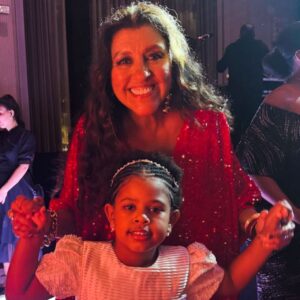 Regina Casé Instagram - Toda família veio para São Paulo para celebrar o amor de Péricles e Lidiane! 🥰❤️
Que festa linda!
Que muitas e muitas bodas se repitam porque vocês merecem e é bom demais ver vocês tão felizes, fazendo a gente acreditar no amor. 🙏🏻

1- Os noivos @pericles e @llidyfaria
2- Sambando com @carlaperez e @xanddy 
3- Familia reunida
4- Mumuzinho, sempre a alegria de qualquer festa, sambando com @beneditazerbini 
5- @mumuzinho e @tha_fernands 
6- Xanddy dando show 
7- Impossível resistir a fofura da Maria Helena
8- O bolo mais lindo, gente!
9- Com meu amor @pretagil 
10- Todos celebrando Péricles de Lidiane ❤️