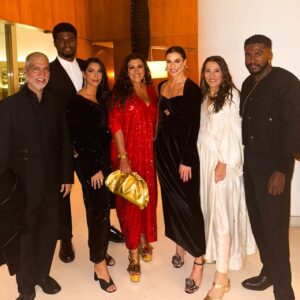 Regina Casé Instagram - Toda família veio para São Paulo para celebrar o amor de Péricles e Lidiane! 🥰❤️
Que festa linda!
Que muitas e muitas bodas se repitam porque vocês merecem e é bom demais ver vocês tão felizes, fazendo a gente acreditar no amor. 🙏🏻

1- Os noivos @pericles e @llidyfaria
2- Sambando com @carlaperez e @xanddy 
3- Familia reunida
4- Mumuzinho, sempre a alegria de qualquer festa, sambando com @beneditazerbini 
5- @mumuzinho e @tha_fernands 
6- Xanddy dando show 
7- Impossível resistir a fofura da Maria Helena
8- O bolo mais lindo, gente!
9- Com meu amor @pretagil 
10- Todos celebrando Péricles de Lidiane ❤️