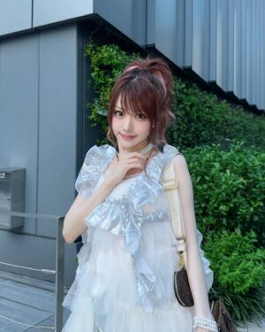 Reina Tanaka Instagram - .
みんなこのお休みは何して過ごしよーとー？☀️

暑いけんあんまり外で遊べる事はしたくないし…
室内で済ませる事が出来て楽しい事って
何がある…??💭

みんなの過ごし方教えて🥰🤍