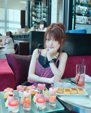 Reina Tanaka Instagram - .
コンラッド東京の
ピーチ🍑のアフタヌーンティー行ってきたよぉ💓💓💓

アフタヌーンティーって、なーんでこんなに幸せな気持ちになるのでしょうか…😍🫶

すごく美味しかったし目で見ても楽しいし
なんと言っても景色がすごかった✨️
写真で伝わるかなぁ??

9月にはハロウィン🎃のアフタヌーンティーが始まるらしいけん、それも気になる.ᐟ.ᐟ.ᐟ

1番好きやったのは、れーな側にあるサンドイッチの横の
丸い黄色の土台のタルト🩷💛…分かる？笑
・‥…━━━☞・‥…━━━☞
#アフタヌーンティー
#コンラッド東京 #pr 
#ピーチ #🍑