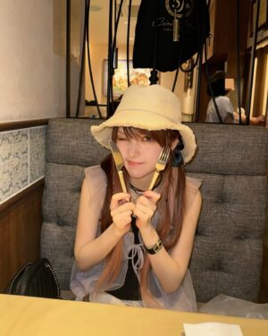 Reina Tanaka Instagram - .
先日のご飯屋さん𓌉𓇋 ‎とカフェでの田中れいな𓂃𖠚ᐝ

またまたママがパエリア🥘食べたい!!ってずっと言いよったけん、なだ万に続き、お店を探して行ってきました♡♡♡
魚介好きじゃないのにパエリア🥘の魚介は
出汁が効いてお米がめちゃくちゃおいしくて感動😍❤️

でも1番感動したのは、めちゃくちゃお腹すかせて
1口目に食べたアボカド･トマト･カニ、海老のサラダでした🥗🤭
・‥…━━━☞・‥…━━━☞
#パエリア #カフェ #tullyscoffee