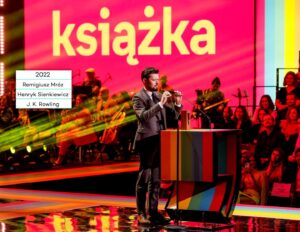 Remigiusz Mróz Instagram - To już szósty rok z rzędu, w którym nie mogę uwierzyć w to, co widnieje na górze zestawienia najpopularniejszych autorów w Polsce. I tak jak co roku, naprawdę nie wiem, co powiedzieć. Poza jednym: dziękuję.

Kiedy sześć lat temu debiutowałem na podium, przede mną mościli się Stephen King i mój serdeczny kolega po piórze, z którym od czasu do czasu chodzimy na wino, Henryk Sienkiewicz. W kolejnym roku King uprzejmie zrobił mi miejsce, Henryk trwał jednak uparcie na swojej pozycji. Od czterech lat zaś moje nazwisko ląduje na pierwszym miejscu. Wciąż nie wiem, jak to możliwe – szczególnie wziąwszy pod uwagę liczbę nowych powieści, które Henryk corocznie wydaje. Kiedy on znajduje czas na inne rzeczy? Czy on w ogóle śpi?

Mniejsza z tym. Jeszcze raz wielkie dzięki, bo to Wy tworzycie ten najważniejszy czytelniczy ranking w Polsce – a przygotowuje go niezmiennie Biblioteka Narodowa. Całość dostępna tutaj: https://www.bn.org.pl/download/document/1682012775.pdf

(Fot. AKPA podczas Bestsellerów empiku).