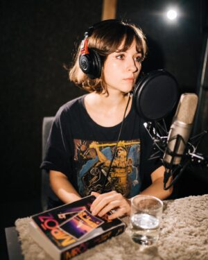 Remigiusz Mróz Instagram - #współpraca
Praca z głosem, to coś, co znam od różnych stron - śpiewanie, audycje radiowe, dubbing… ale czytanie audiobook’a, to dla mnie zupełna nowość i jednocześnie zadanie, o którym po cichu marzyłam. Możecie sobie więc wyobrazic, jak bardzo ucieszyłam się, kiedy dowiedzialam się, że będę mogła tworząc swojego pierwszego (oby nie ostatniego…) audiobooka czytać akurat książkę Remigiusza Mroza! 🤓❄️ 
„Inne tonacje ciszy” w formie papierowej oraz elektronicznej są już dostępne w przedsprzedaży, natomiast 6 grudnia 🎅🏻, czyli w dniu oficjalnej premiery książki, będzie dostępna również wersja do posłuchania ♥️Na razie niczego nie zdradzam i opowiem więcej w dniu premiery… Teraz niech wystarczą zdjęcia z maluteńkiego pokoju nagraniowego, w którym spędziłam ostatnio 30 godzin. Do USŁYSZENIA! 
Ps. Ale już teraz chciałabym zaznaczyć, że jest to powieść o kryminalnym zabarwieniu, skierowana do czytelników young adult 16  oraz dorosłych ⛔️ 
Fot. @kalakielbasinska 
#audiobook #remigiuszmroz #mroz #innetonacjeciszy #powieść #studio #mikołajki #polskieksiążki