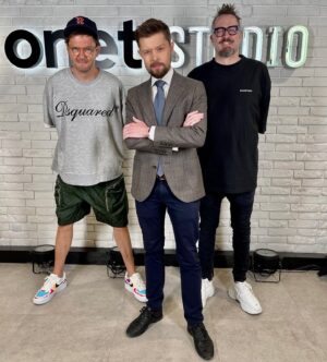Remigiusz Mróz Instagram - Już dziś o 20:00 na stronie głównej Onetu wyjątkowa rozmowa! Dwóch wybornie ubranych dżentelmenów oraz ja.
Zapraszam – będzie można dowiedzieć się rzeczy, których nie wyciągnął ze mnie nikt inny. 😉 A kto nie zdąży, ten może później odsłuchać na spotifajach, jutubach i innych takich wynalazkach współczesnego świata.
Dobrego tygodnia.