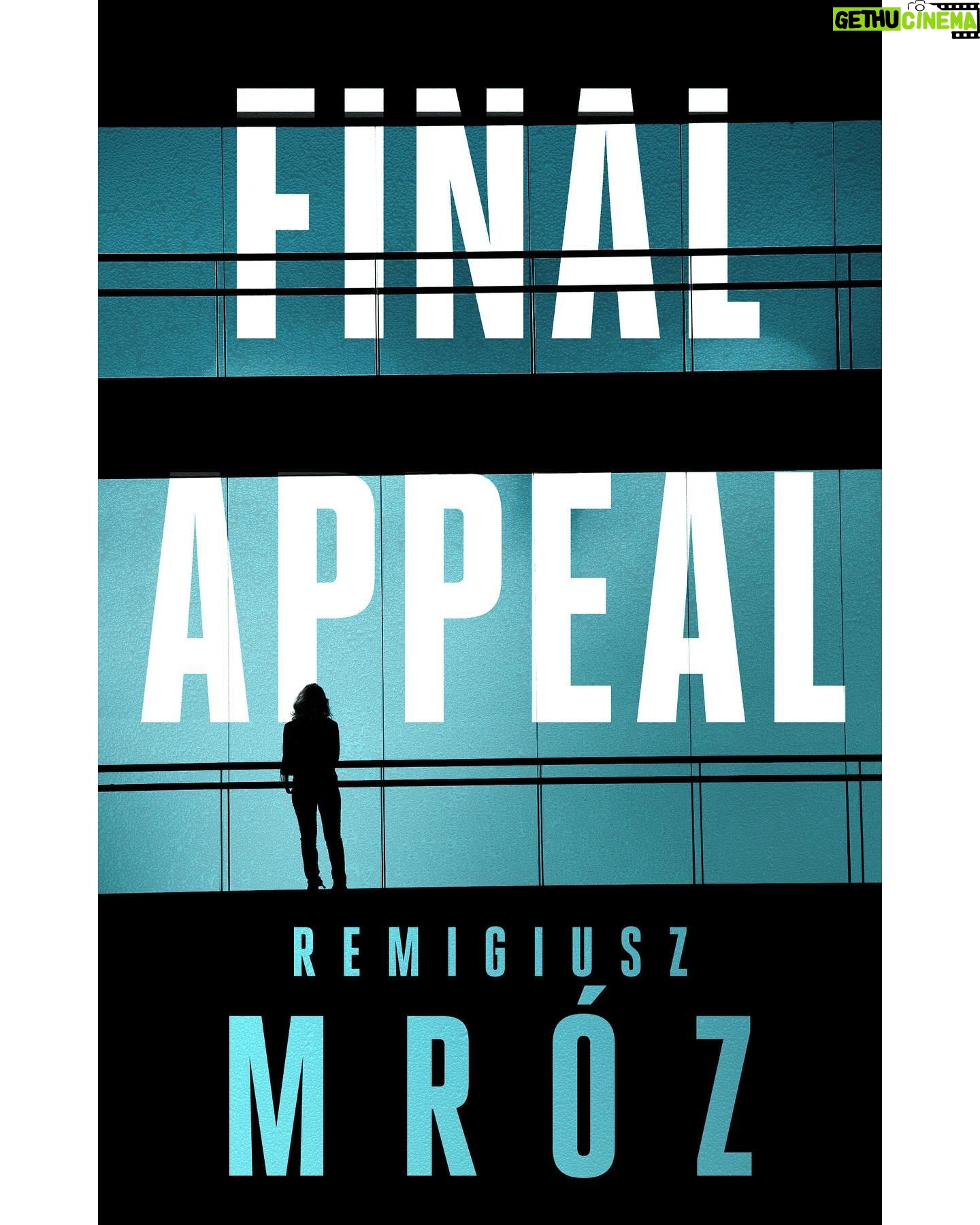 Remigiusz Mróz - 5.5K Likes - Długo czekałem, żeby to powiedzieć – oto amerykańska Chyłka! (I prawdopodobnie także brytyjska).
Final Appeal, czyli Kasacja, ukaże się w Stanach i Wielkiej Brytanii jednego, sądnego dnia – 9 stycznia, w tłumaczeniu Joanny (bo jakżeby inaczej) Saunders.
Popełniłbym długiego posta, pełnego wzruszeń i podziękowań dla wszystkich, którzy przyczynili się do spełnienia jednego z moich największych marzeń, ale Chyłka by mi tego nie wybaczyła. Może przy premierze zezwoli.
Czy można już zamawiać?
Oczywiście, że można. Gdyby to było złe, to Bóg by inaczej świat stworzył.
https://www.amazon.com/gp/product/1639108041