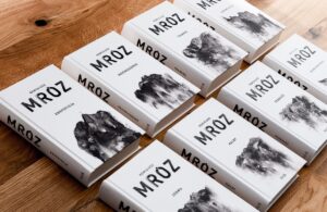 Remigiusz Mróz Instagram - Tego nawet najstarsi górale się nie spodziewali – Wiktor Forst pozbył się swojego klasycznego okrycia i przywdział wyjątkowe, nowe szaty!

Przygotowaliśmy bowiem jubileuszowe, minimalistyczne wydanie w twardej oprawie, zaprojektowane przez graficzkę, której pracę uwielbiam – Magdę Kuc.

Jeśli więc ktoś planuje rozpocząć przygodę z Forstem lub chce kogoś innego wyprawić w góry (albo po prostu prowadzi książkową działalność zbieracko–łowiecką, jak ja), jest ku temu dobra okazja.

Cała seria już dostępna w pakiecie:
https://tiny.pl/cphb4

(Forsta obfocił Bartek Pussak).
